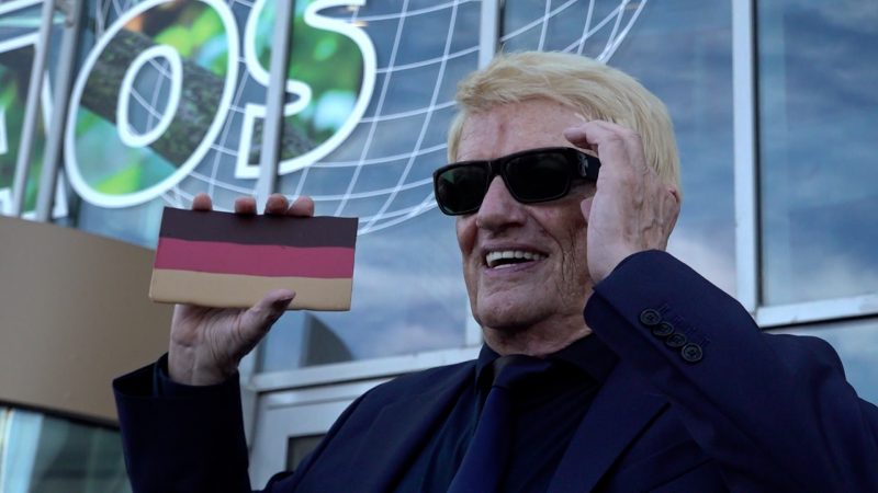 Heino präsentiert die Deutschland-Schokolade – süßer Genuss, bittere Debatte (Foto: SAT.1 NRW)
