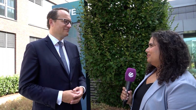 RWE-CEO im Interview: weniger Wind, weniger Umsatz (Foto: SAT.1 NRW)