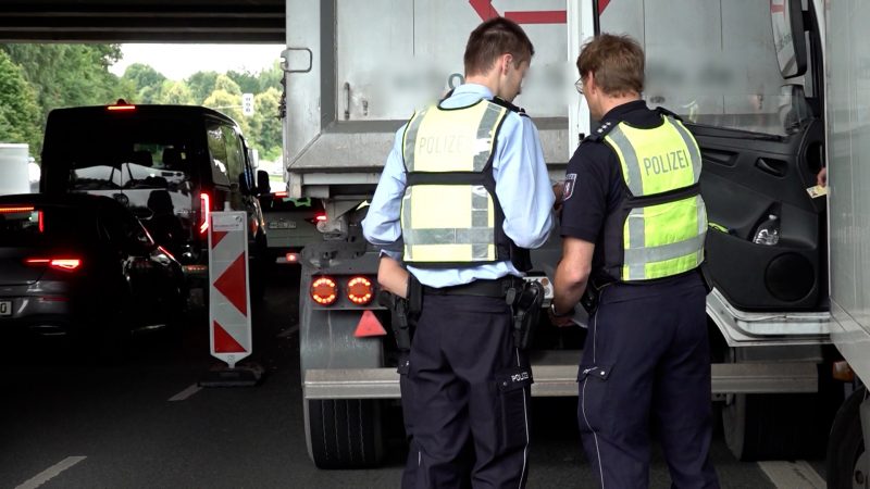 NRW-Polizei stoppt 140 LKW  (Foto: SAT.1 NRW)