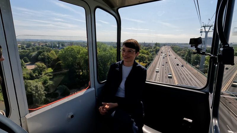 NRW-Ministerin Josefine Paul im Seilbahninterview (Foto: SAT.1 NRW)