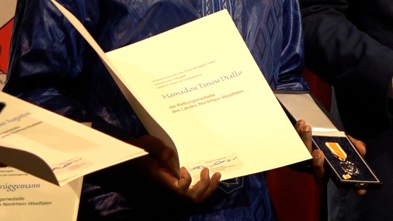 Rettungsmedaille für fünf mutige Helfer (Foto: SAT.1 NRW)