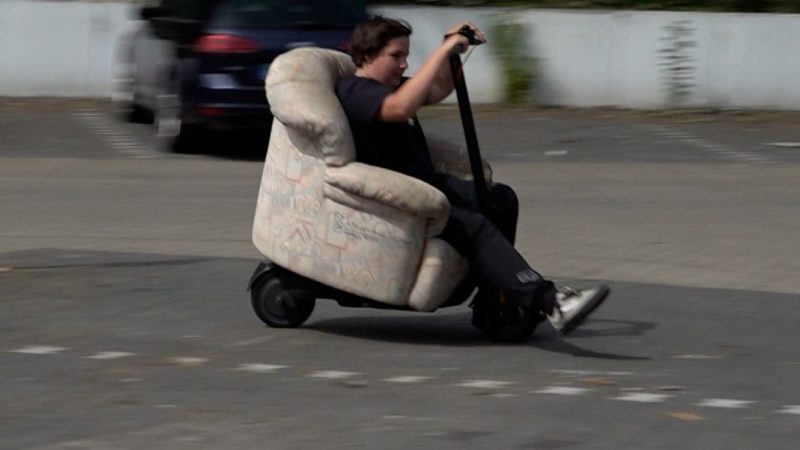 Essener Teenies bauen E-Scooter mit Thron (Foto: SAT.1 NRW)