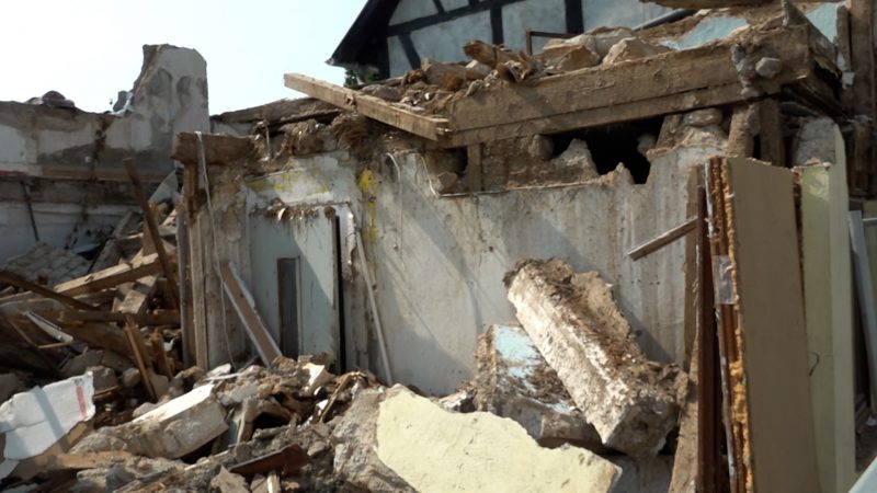 Abriss hinterlässt stinkenden Schutthaufen (Foto: SAT.1 NRW)