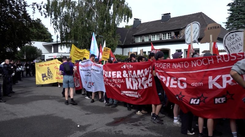 Protest in der Nachbarschaft von Rheinmetall-Chef Papperger (Foto: SAT.1 NRW)