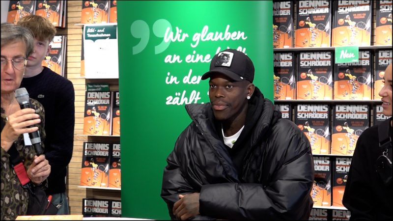 Dennis Schröder stürmt die Bühne – Basketballstar in Hagen gefeiert (Foto: SAT.1 NRW)
