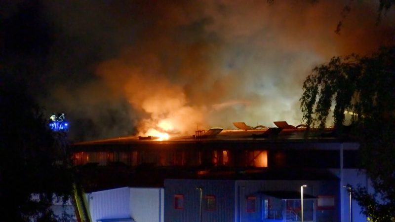 Großbrand in Troisdorf: Mülldeponie in Flammen – dichter Rauch über der Stadt (Foto: SAT.1 NRW)