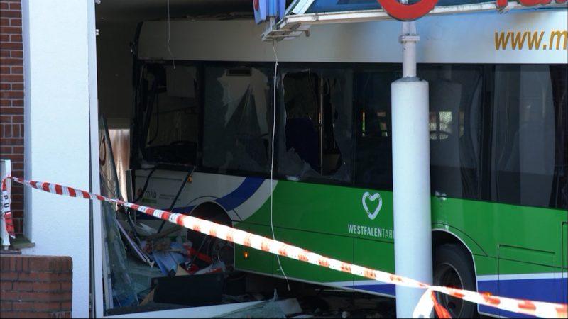 Linienbus kracht in Reisebüro – Unfall in Petershagen (Foto: SAT.1 NRW)