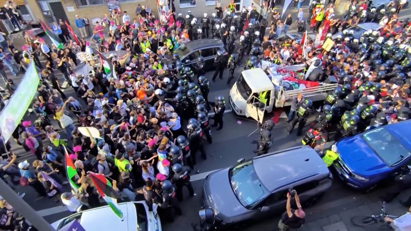 Antikriegs-Demo eskaliert: Verletzte bei Polizei und Teilnehmern (Foto: SAT.1 NRW)