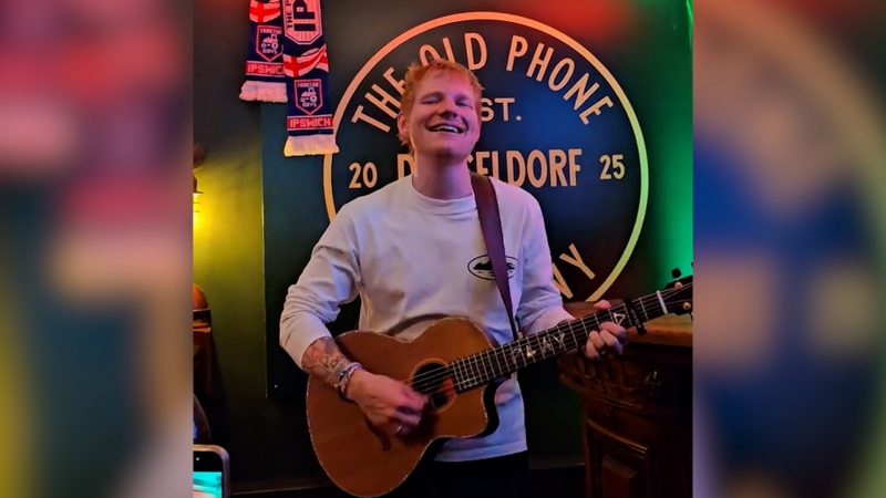 Ed Sheeran überrascht Fans in Düsseldorf mit spontaner Pub-Performance (Foto: SAT.1 NRW)