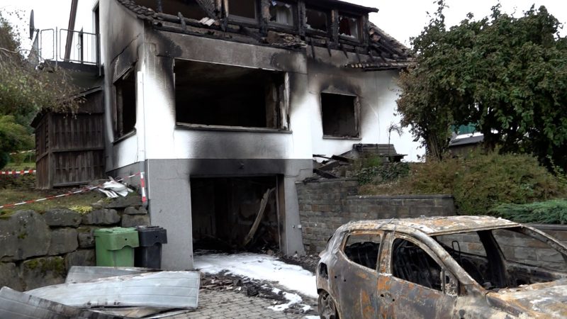 Tragisches Feuer in Gummersbach – Frau stirbt in Einfamilienhaus (Foto: SAT.1 NRW)