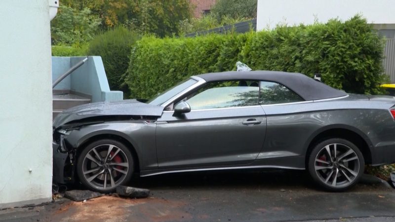 Cabrio kracht in Hauswand – Fahrerin verliert Kontrolle (Foto: SAT.1 NRW)