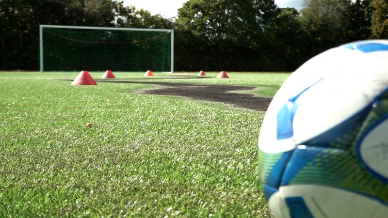Brandstiftung auf Kunstrasen: Sportplatz des TV Friesen Milse erneut Ziel von Vandalen (Foto: SAT.1 NRW)