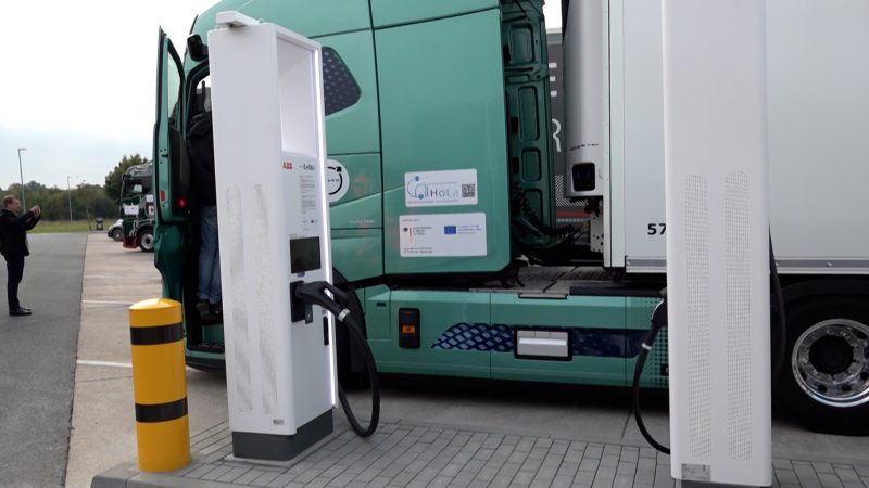 Erster High-Speed-Megawatt-Ladepark für E-LKW eröffnet an der A2 bei Bielefeld (Foto: SAT.1 NRW)