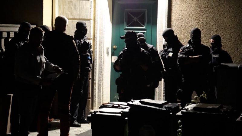 Schleuser-Razzia in Wuppertal (Foto: SAT.1 NRW)