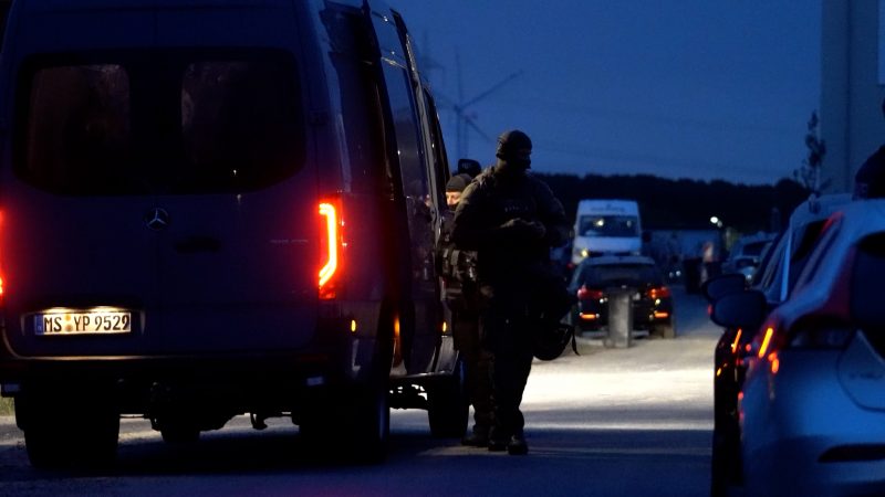 Polizeieinsatz in Drensteinfurt: Spezialkräfte sprengen Haustür (Foto: SAT.1 NRW)