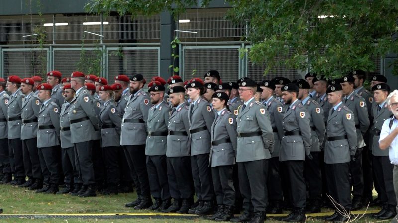 NRW-Landtag: 420 Rekruten legen Gelöbnis vor Leopard-Panzer ab (Foto: SAT.1 NRW)