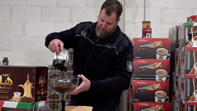 Zollfahnder stellen vier Tonnen unversteuerten Kaffee sicher (Foto: SAT.1 NRW)