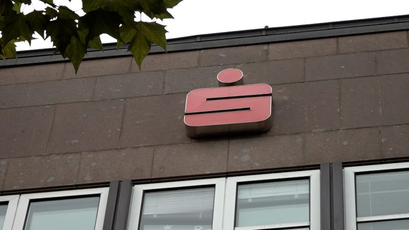 Rentnerin kämpft gegen Sparkasse (Foto: SAT.1 NRW)