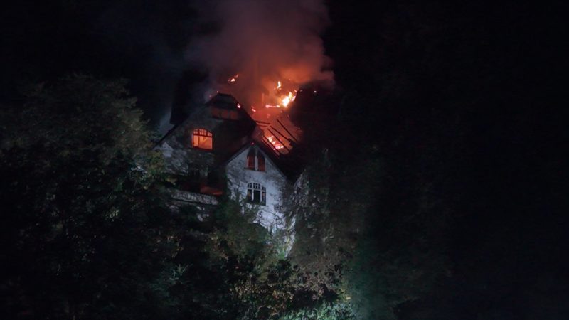 Lost Place geht in Flammen auf (Foto: SAT.1 NRW)