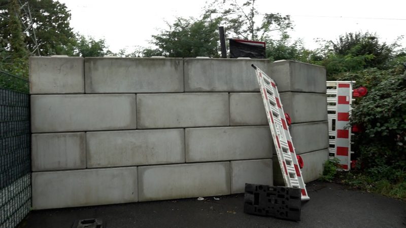 Betonmauern sperrt mehrere Übergänge (Foto: SAT.1 NRW)