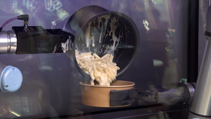 Neuer Meilenstein: KI-Roboter kocht in Düsseldorf für mehrere Gäste (Foto: SAT.1 NRW)