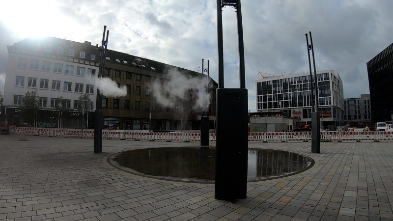 Kühler Wassernebel in Bochum sorgt für fragende Gesichter (Foto: SAT.1 NRW)