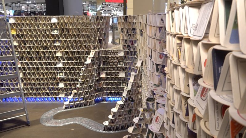Begehbare Skulptur aus 70.000 Bierdeckeln (Foto: SAT.1 NRW)