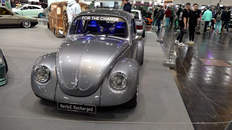 Elektrischer 600-PS-Käfer auf der Essen Motor Show: Azubi-Team baut Kultauto um (Foto: SAT.1 NRW)