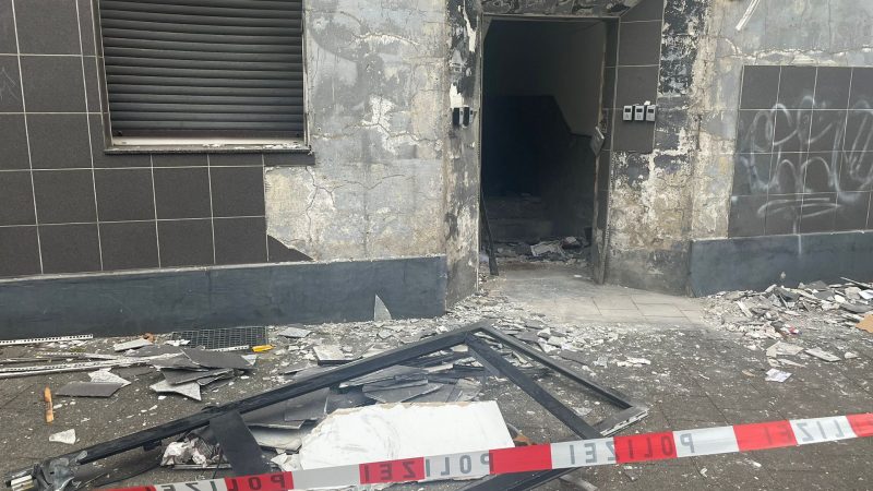 Explosion in Mehrfamilienhaus: Bewohner mussten über Drehleiter gerettet werden (Foto: SAT.1 NRW)