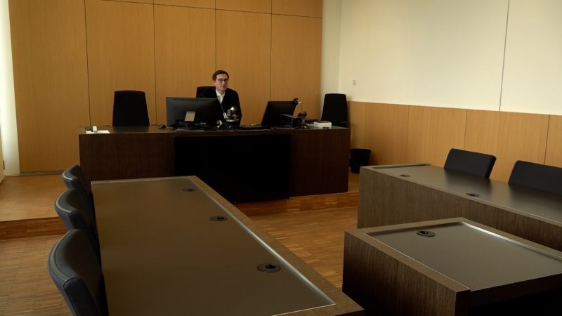 Sparkassen-Prozess in Düsseldorf – Klägerin verliert Altersvorsorge (Foto: SAT.1 NRW)