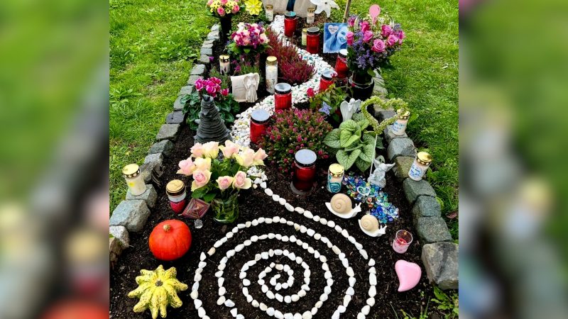 Streit um Regeln für Grabdeko: Mutter muss Deko an Grab der Tochter entfernen (Foto: SAT.1 NRW)
