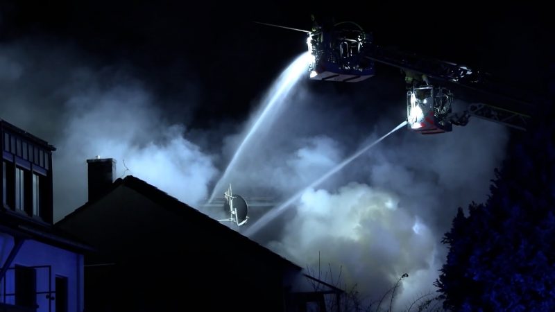 Feuer in Kölner Wohnhaus: Gelagertes Feuerwerk fliegt Feuerwehr um die Ohren (Foto: SAT.1 NRW)