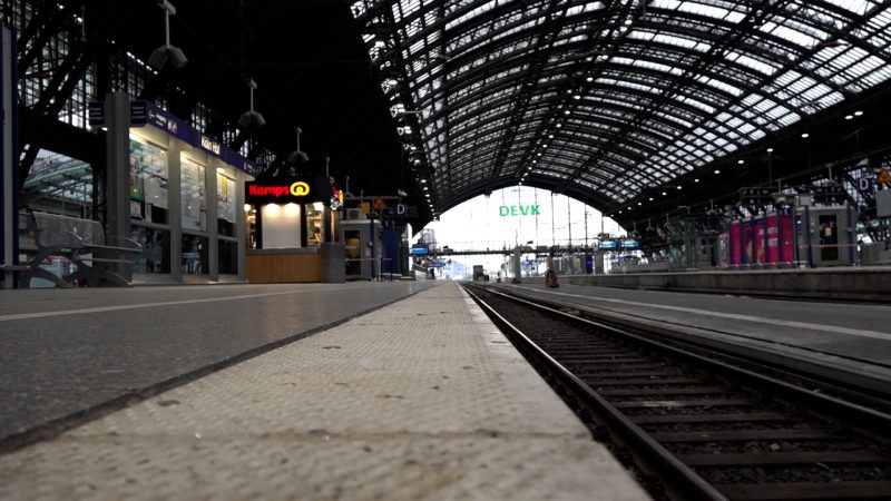 Bahn-Chaos in Köln – Stellwerksbau legt Verkehr lahm (Foto: SAT.1 NRW)