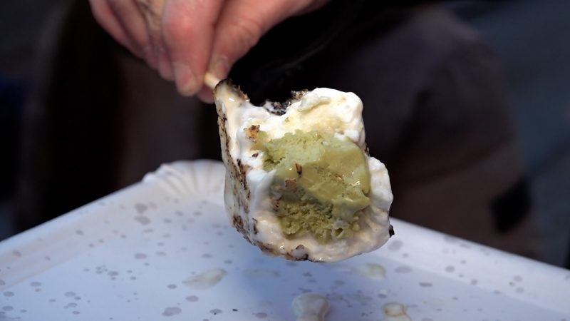 Marshmallow-Eis begeistert auf dem Cranger Weihnachtszauber (Foto: SAT.1 NRW)