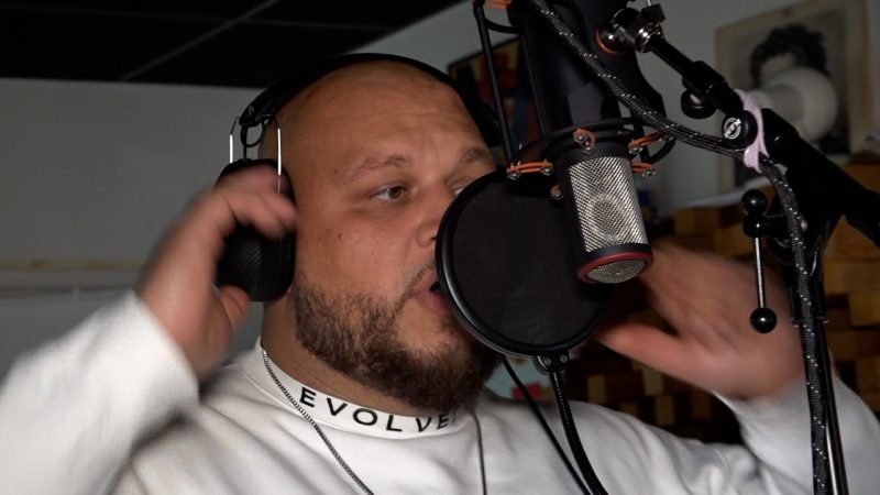 Rapper aus Essen sammelt Spenden für krebskranke Kinder (Foto: SAT.1 NRW)