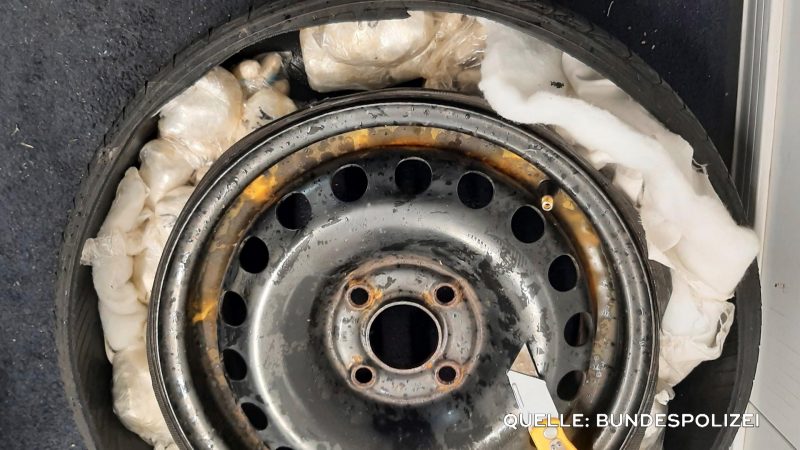 Drogen im Reserverad (Foto: SAT.1 NRW)