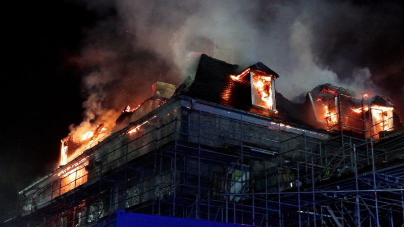 Brand im Wasserschloss Hardenberg: 80 Feuerwehrleute im Einsatz (Foto: SAT.1 NRW)