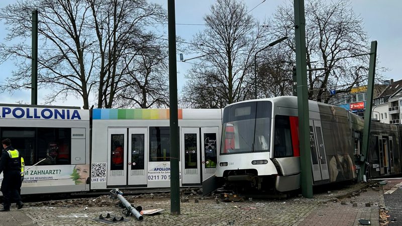 Straßenbahn entgleist: 13 Menschen verletzt (Foto: SAT.1 NRW)