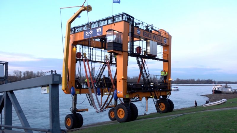 Luxusjacht „Princess V50“ landet in Düsseldorf (Foto: SAT.1 NRW)