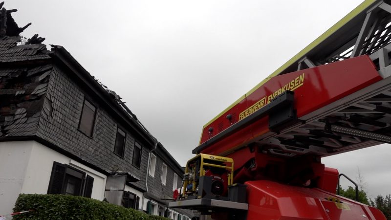 Fachwerkhaus in Flammen: Akkus sollen Brand ausgelöst haben (Foto: SAT.1 NRW)