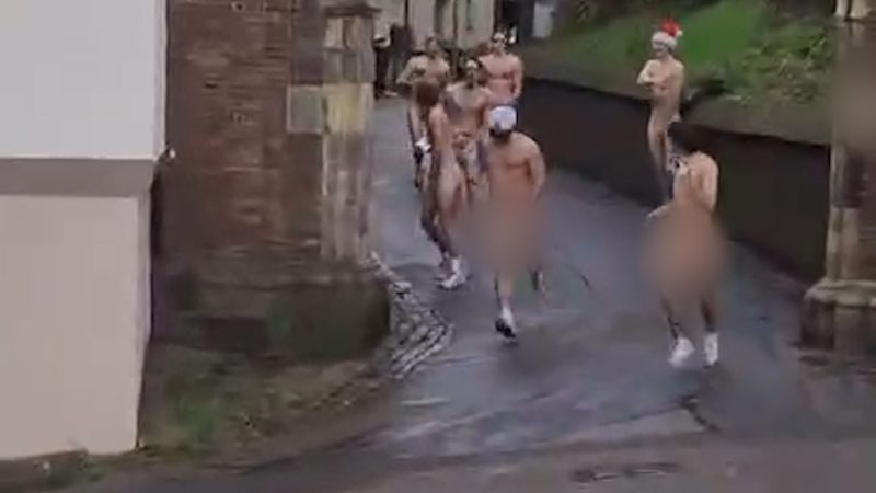 Nacktflitzer in Kleve: Neun Männer flitzen nackt durch Kleve (Foto: SAT.1 NRW)