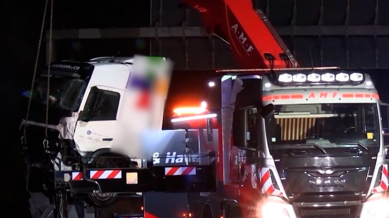 Zwei Lkw-Unfälle legen NRW-Autobahnen lahm: Stundenlange Sperren auf A46 und A3 (Foto: SAT.1 NRW)