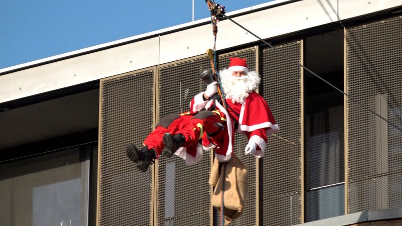 Nikolaus kommt vom Himmel – Klinikaktion in Mönchengladbach (Foto: SAT.1 NRW)