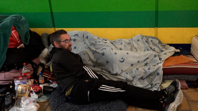 Herzlos zur Weihnachtszeit!? Solinger Bezirksbürgermeister will Obdachlose vom Bahnhof fernhalten (Foto: SAT.1 NRW)