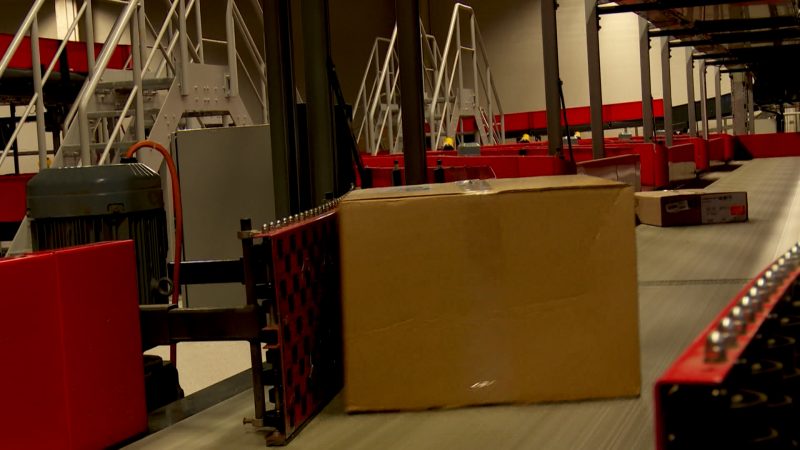 Mit voller Wucht! Paketzusteller gehen grob mit Paketen um (Foto: SAT.1 NRW)