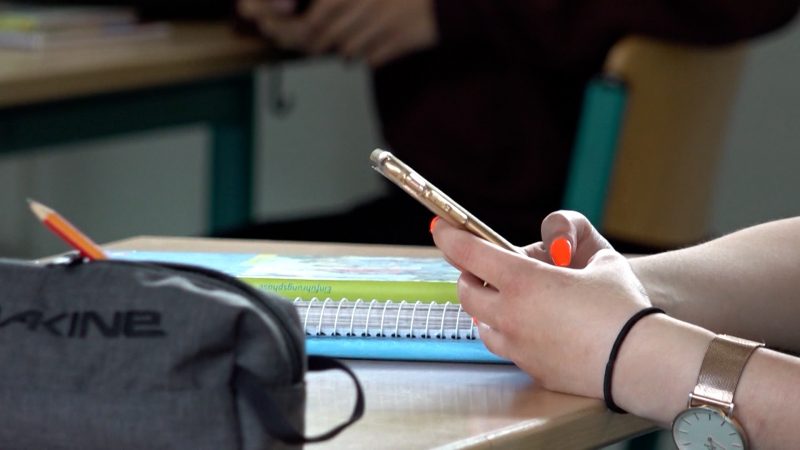 Belästigung per Sexting: Minderjährige bekommen ungefragt anzügliche Nachrichten (Foto: SAT.1 NRW)