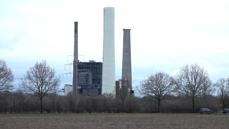 Wahrzeichen fällt – Kamin gesprengt (Foto: SAT.1 NRW)