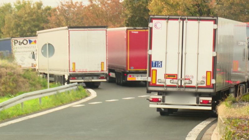 Kein Platz für Brummis – LKW-Fahrer verzweifeln an Parkplatzmangel (Foto: SAT.1 NRW)