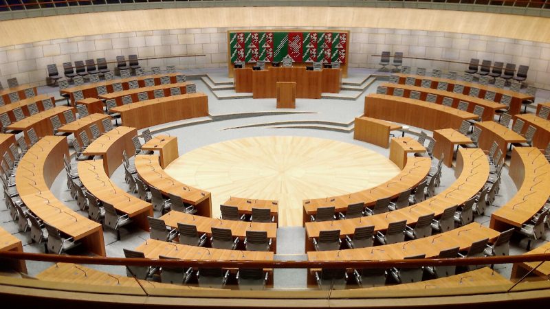 Streit um Weihnachtsbaum im Landtag – AfD sieht politisches Motiv (Foto: SAT.1 NRW)