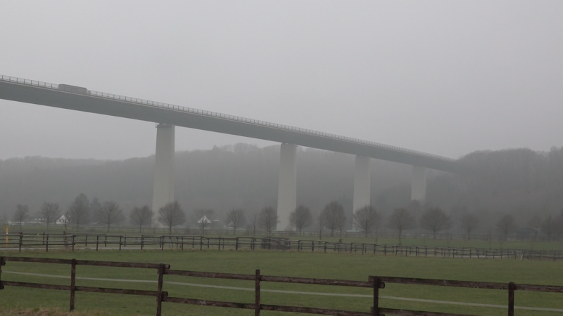 A52-Brücke gesperrt - Angst vor neuem Verkehrschaos (Foto: SAT.1 NRW)